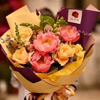 Buchet de flori de primavara in nuante vesele si dor de tine
