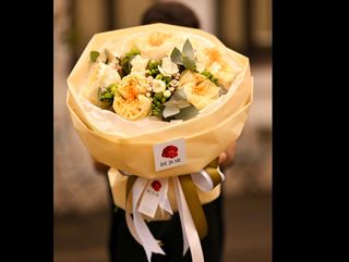 Buchet de Frezii și Trandafiri în Tonuri de Crem și Galben