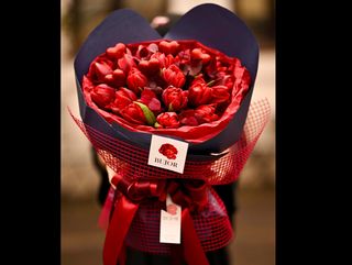 Buchet 21 Lalele Rosii, Eucalipt si Inimioare in Ambalaj Irezistibil