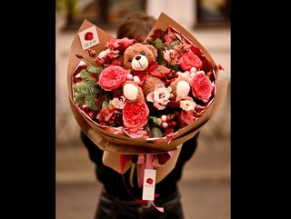 Buchet Flori cu Ursulet, Trandafiri de Gradina, Brad, si Flori de Sezon