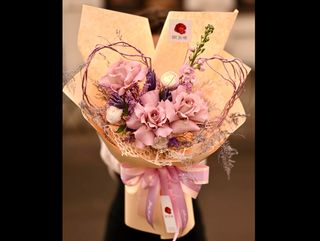 Buchet cu trandafiri mov si forma de inima in buchet pentru iubita