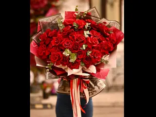Buchet de flori mare cu 41 de trandafiri rosii si eucalipt