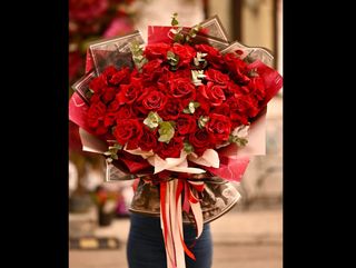 Buchet de flori mare cu 41 de trandafiri rosii si eucalipt