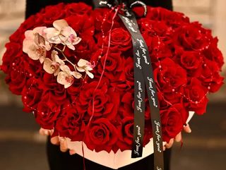 Aranjament în cutie în formă de inimă cu 51 trandafirii roșii