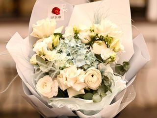 Buchet Trandafiri Albi, Ranunculus Hanoi şi Hortensie Bleu