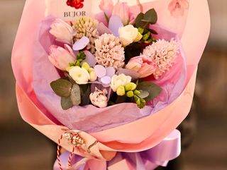 Buchet cu Zambile Lila Parfumate, Frezii, Lalele şi Eucalipt