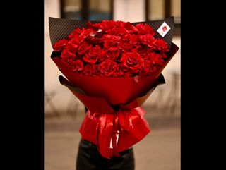 Buchet cu 31 trandafiri rosii, eucalipt vopsit si ambalaj negru