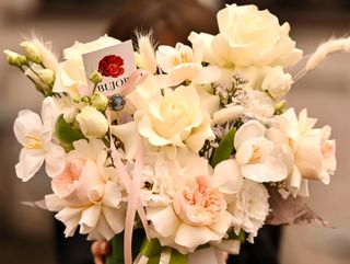 Aranjament Floral în Cutie cu Trandafiri Albi, Cadoul Care Spune Tot