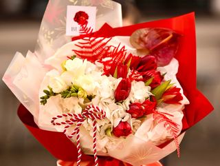 Buchet Mărțișor Pentru 1 si 8 Martie cu Frezii, Hortensie şi Lalele RoșiiY