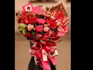 Buchet cu trandafiri englezești roșii și roz, anthurium și lalele