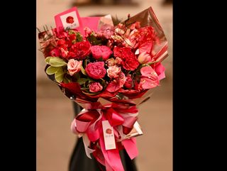 Buchet cu trandafiri englezești roșii și roz, anthurium și lalele