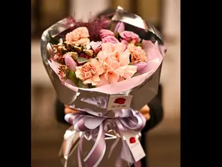 Buchet de Flori Pentru Iubita cu Flori pastel si Ambalaj Diferit