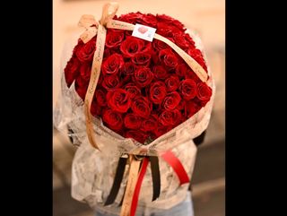 Buchet 101 trandafiri rosii, pregatit sa impresioneze