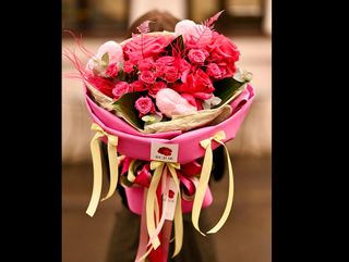 Buchet cu Trandafiri Roz și Inimioare Pufoase Pentru Îndrăgostiți