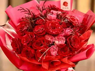 Buchet de flori aniversar, cu 19 trandafiri rosii si minirosa roz