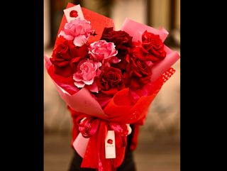 Buchet romantic cu 9 trandafiri rosii si roz cu sclipici pentru iubita