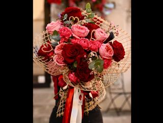 Buchet fara ambalaj cu trandafiri rosii, minirosa si eucalipt