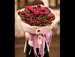 Buchet de Lalele Mov cu 51 Fire, Formă Rotundă și Fundițe Jucăușe