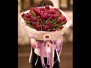 Buchet de Lalele Mov cu 51 Fire, Formă Rotundă și Fundițe Jucăușe