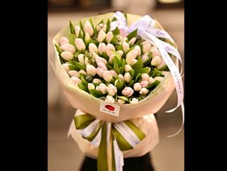 Buchetul perfect: 101 lalele albe si un motiv in plus sa zambeasca