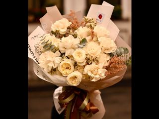 Buchet de flori mare cu trandafiri albi, waxflower si eucalipt