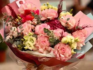 Buchet mare de flori cu trandafiri roz, hortensie si bujori