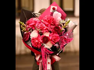 Buchet Frumos de Flori Roz cu Trandafiri, Ranunculus și Gerbera