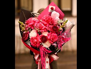 Buchet Frumos de Flori Roz cu Trandafiri, Ranunculus și Gerbera