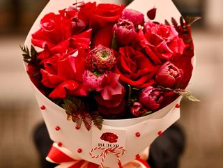 Buchet Mărțișor cu Flori Roșii și Ambalaj Alb cu Perluțe