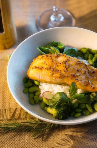 Somon glazurat cu dijon,miere,citrice, sote de edamame si orez basmati