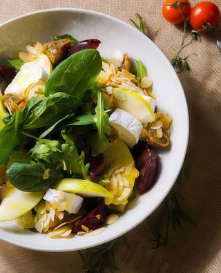 Salata cu brie si smochine, sfecla roșie si fulgi de migdale