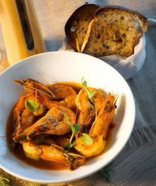 Creveți black tiger cu unt aromatizat la cuptor si paine prajita