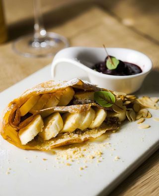 Clatite Ana umplute cu banana, biscuiti si Nutella