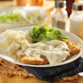 Pui Kiev, piure de cartofi gratinat cu parmezan si broccoli cu lămâie