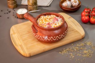 Cartofi cu sos de usturoi si mozzarella si bacon