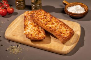 Garlic bread cu mozzarella si bacon