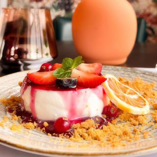 Panna cotta cu sos de zmeura si fructe proaspete