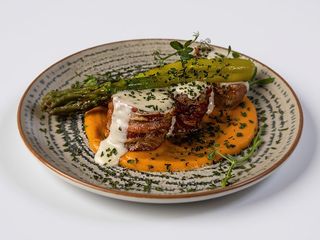 Muschiulet de porc cu sos gorgonzola si piure de cartofi dulci.