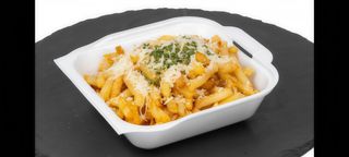 Cartofi proaspeți prajiti asezonați cu parmesan,usturoi si pătrunjel