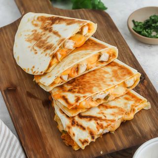 Cheddar Quesadilla cu Pui (320 g)