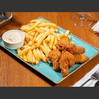 aripioare de pui cu cartofi prajiti si sos usturoi