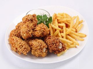 aripioare de pui cu cartofi prajiti si sos usturoi