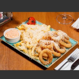 inele de ceapa pane cu cartofi prajiti si cascaval ras