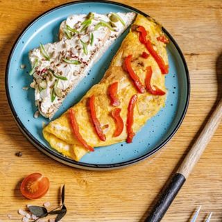 Omletă cu ardei copt și cremă de brânză