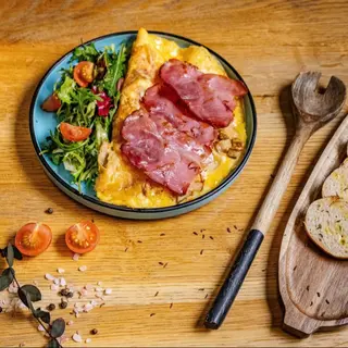 Omletă cu bacon și mix de verdețuri