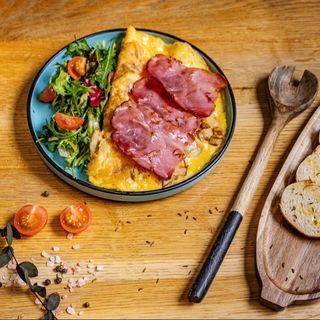 Omletă cu bacon și mix de verdețuri