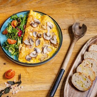 Omletă cu ciuperci și mix de verdeturi