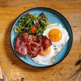 Ouă ochi cu bacon și salată