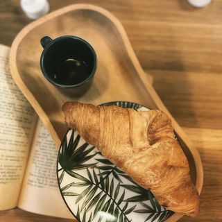 Espresso + croissant unt