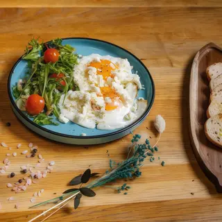 Ouă ochi cu telemea și mix de salată